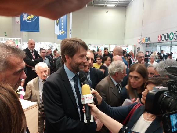 &copy; 2013 - Il ministro Franceschini inaugura lo stand lucano al salone del libro