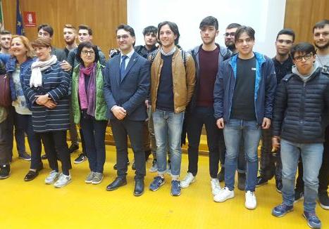 © 2013 - Il presidente Cicala con alcuni studenti 