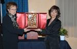 &copy; 2013 - Da sinistra, Beatrice Gianturco riceve il premio dalla presidente del Consiglio regionale della Basilicata Maria Antezza