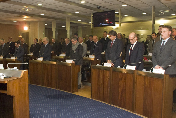 I consiglieri in raccoglimento per il compianto Sarra